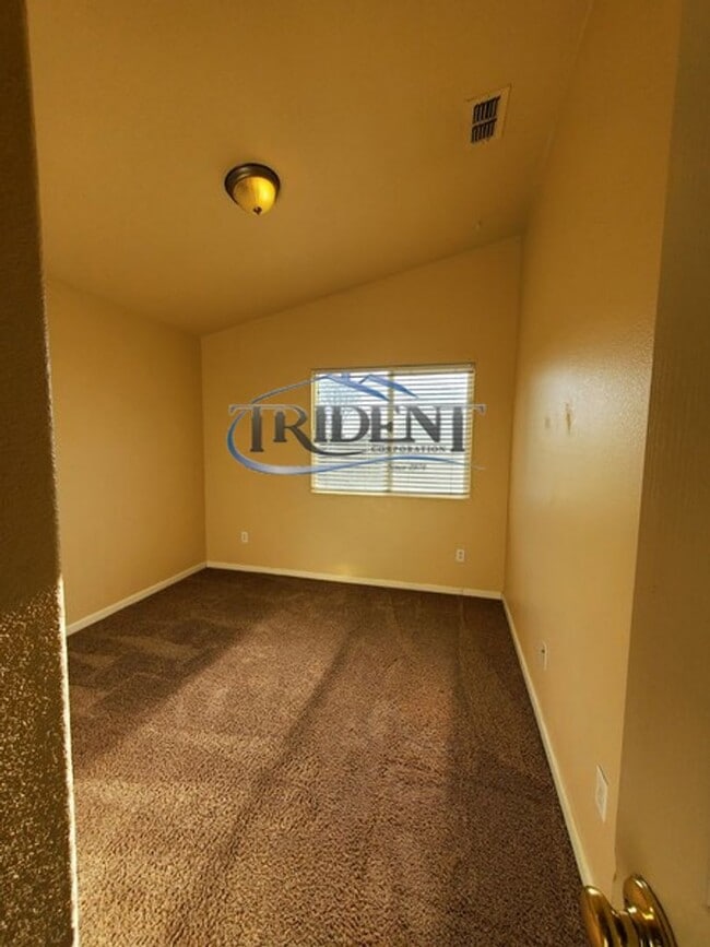 Building Photo - 4 bedroom, 2 bath house