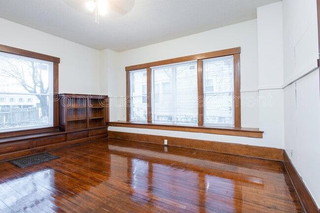 Building Photo - 3224 E Oakland Ave