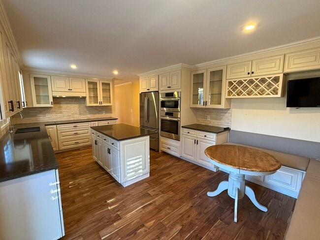 Building Photo - 2Bd/2Ba Bellevue Condo