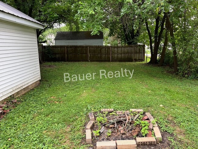 Building Photo - Charming 3 Bedroom Home