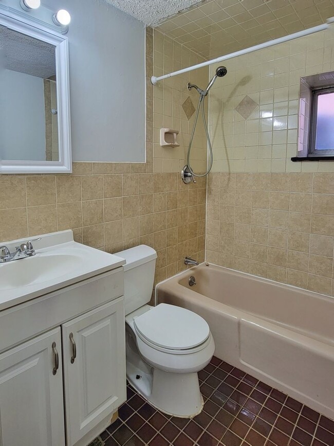 Building Photo - Heat, hot water and parking included! Cozy 2bed 1 bath condo in the center of Everett