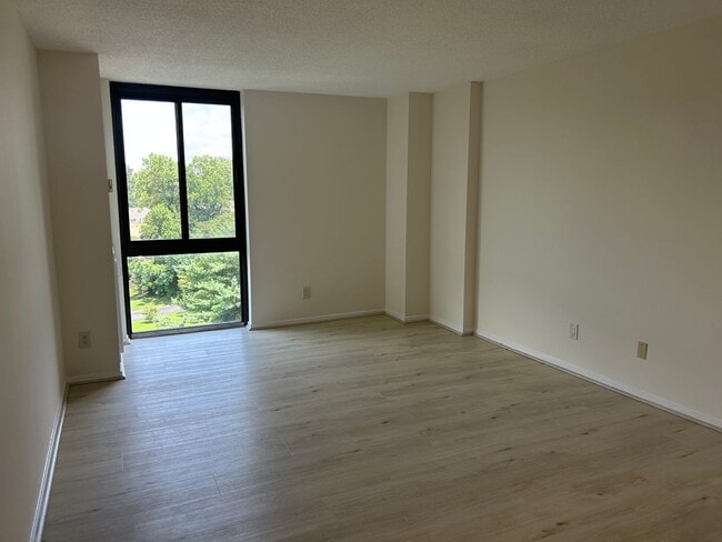 Building Photo - 2br 2bath home in Idylwood Towers ready fo...