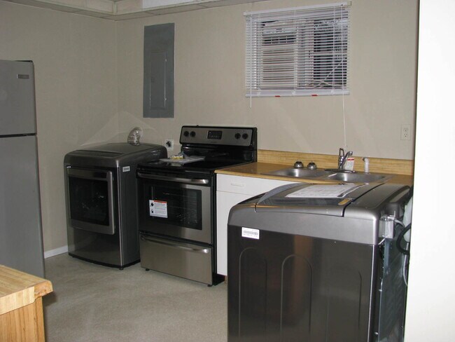 Building Photo - 901 Park St