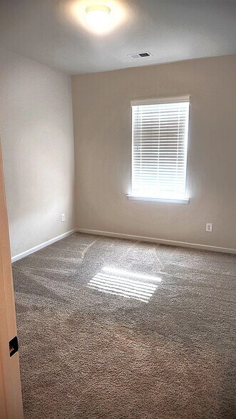 Building Photo - Room in Townhome on Grays Ml Rd