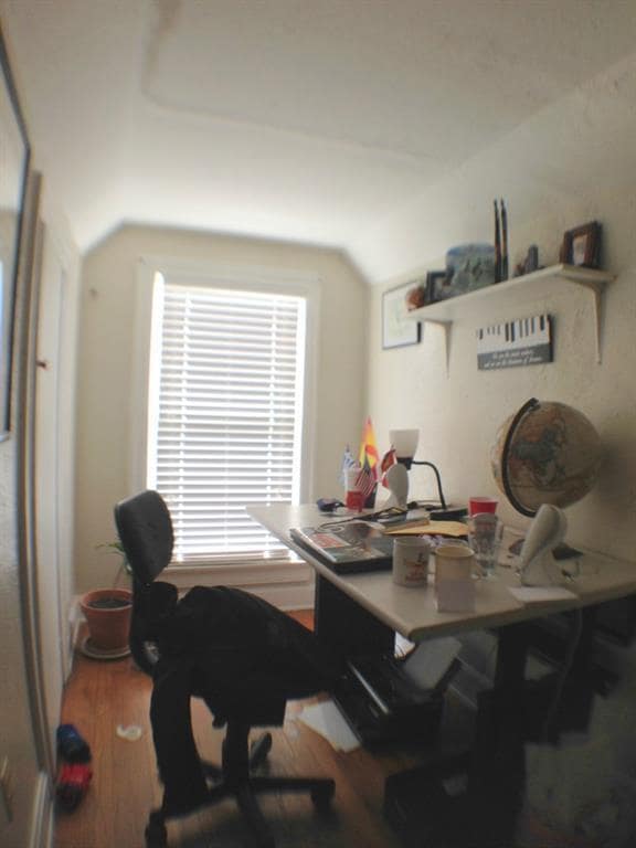 Building Photo - 906 W 22nd St