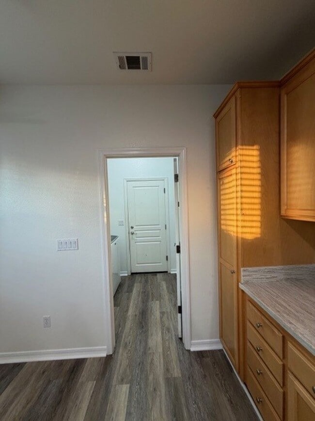 Building Photo - Beautiful Bradley Square Single Story Home With Easy Access to Shopping/101 Frwy