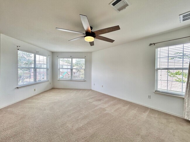 Building Photo - Spacious 4/BR 2.5/BA Home with Large Fence...
