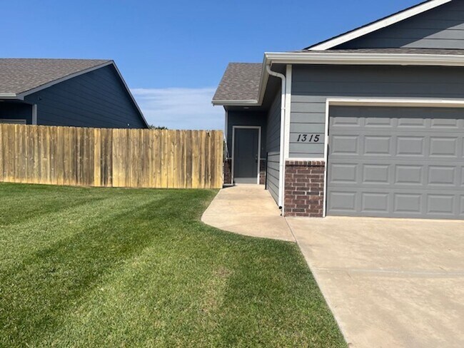 Building Photo - 3 Bedroom 2 Bath Duplex Located in Andover