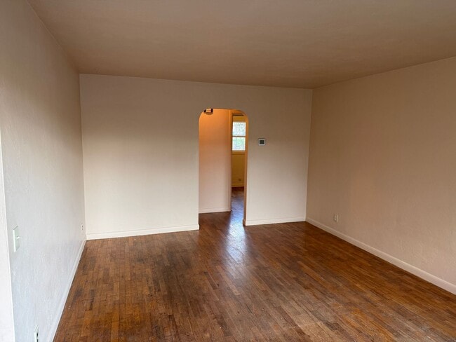 Building Photo - Updated 2 bedroom 1 bath duplex in Eugene!