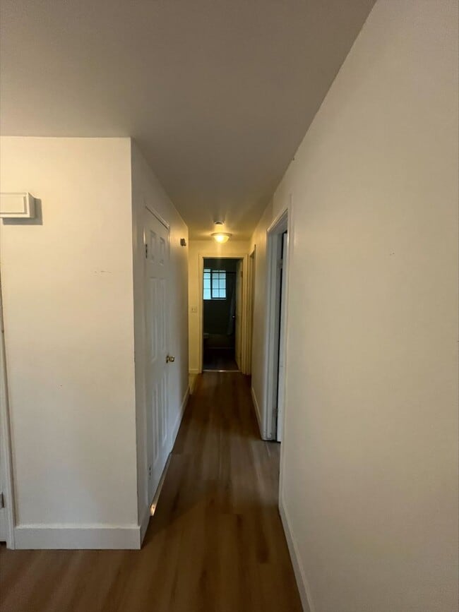 Building Photo - Charming home in a great neighborhood