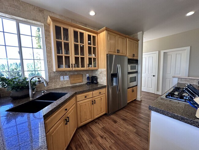 Building Photo - Large Furnished home on Awbrey Butte