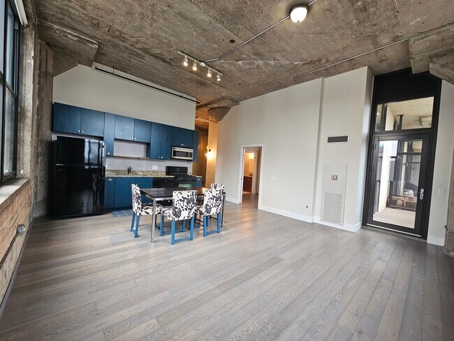 Building Photo - 320 E 21st St