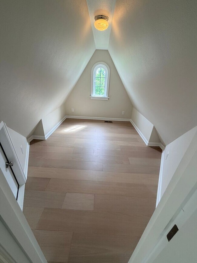 Building Photo - Newly Remodeled 3 bedroom/2 bath Craftsman in Kenton