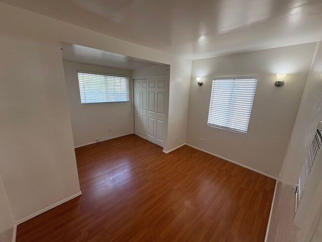 Building Photo - Light and Bright 2 Bed 1 Ba Close to Sweet...