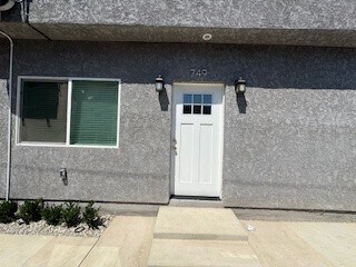 Building Photo - 751 E 76th Pl