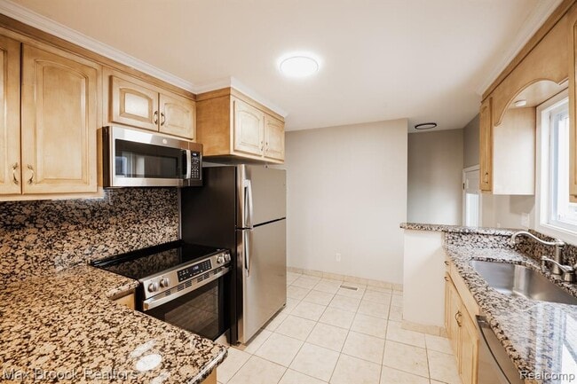 Building Photo - 5528 Sunnycrest Dr