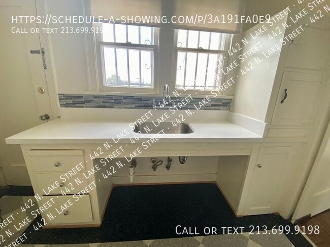 Building Photo - 442 N Lake St