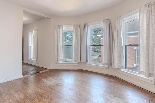 Building Photo - 363 Brainard St