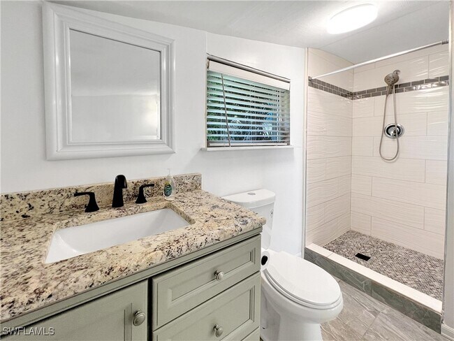 Building Photo - 2210 Parkview Dr