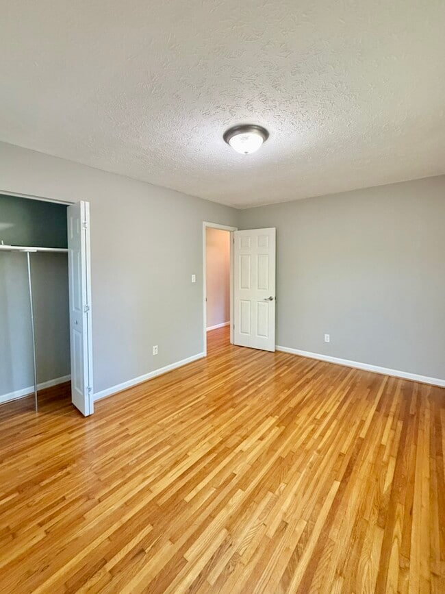 Building Photo - 3339 Sutherland Dr