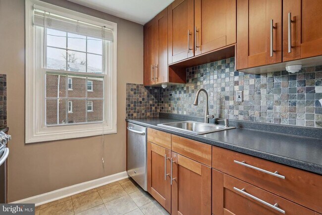 Building Photo - 216 N George Mason Dr