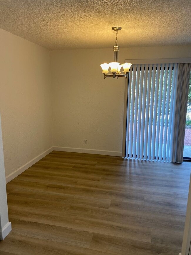 Building Photo - Poway Townhome @ Pomerado Pines!