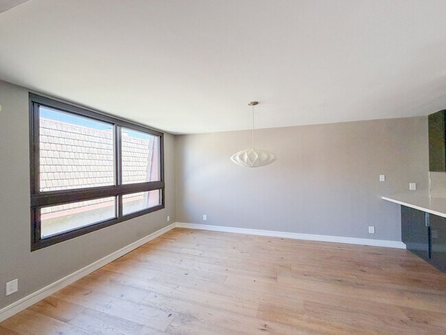 Building Photo - Top Floor Beautiful 2BD 2BA