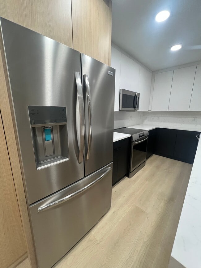 Building Photo - 910 W Hallam St