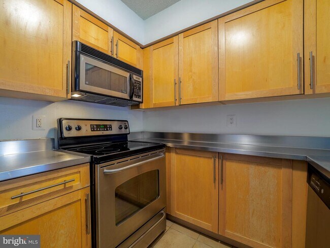 Building Photo - 10101 Grosvenor Pl