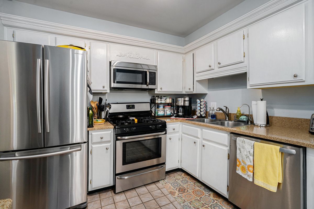 Building Photo - 3813 Paces Ferry W