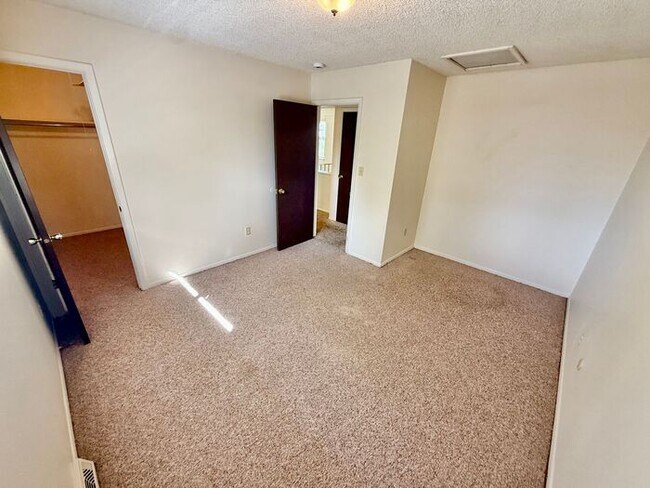 Building Photo - 6 MONTH LEASE SPECIAL! 4 Bed, 2 Bath Single Family Home near City Park!