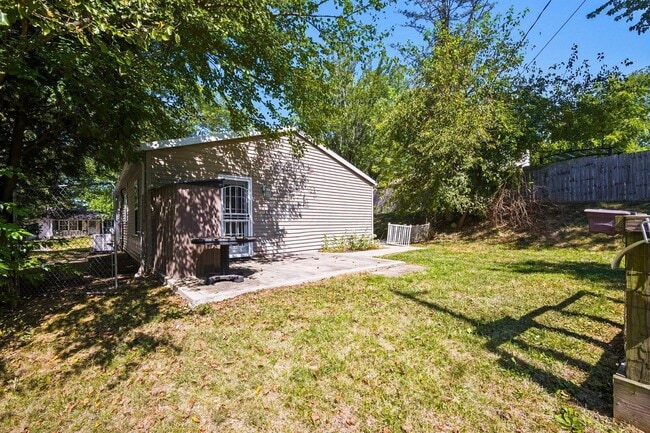 Building Photo - 455 Lakeview Dr