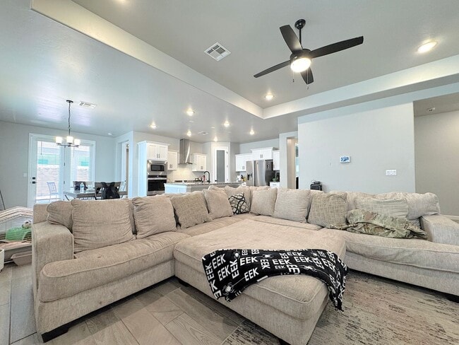 Building Photo - East El Paso 4 bed Refrig A/C!