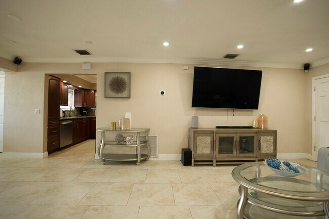 Building Photo - 2836 SW 4th Ct