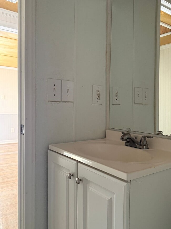 Building Photo - 159 Circle Dr