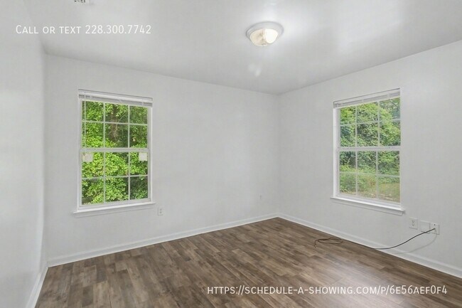 Building Photo - 124 30th 1/2 St-B