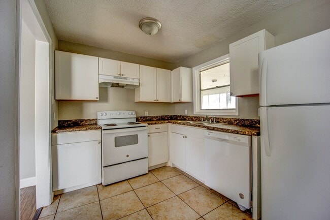 Building Photo - Freshly Updated House