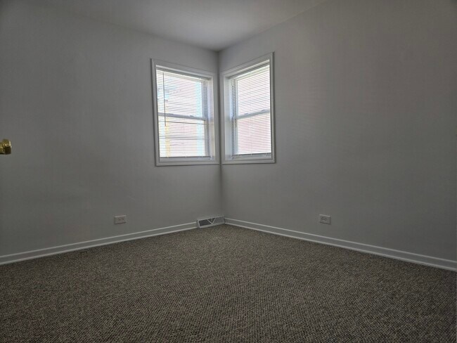 Building Photo - 6039 N Artesian Ave