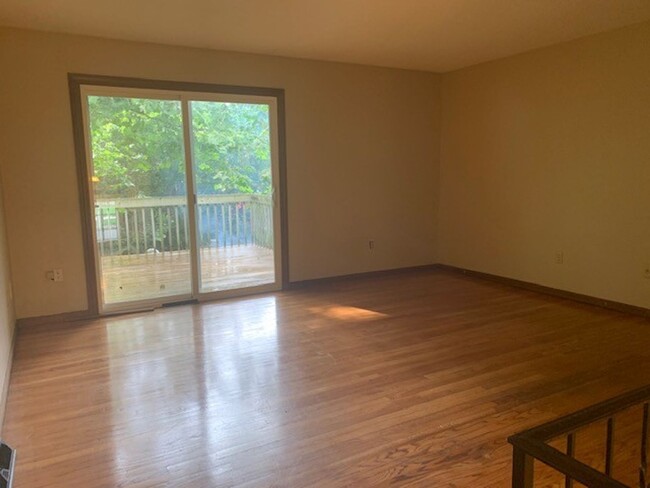 Building Photo - 4 Bedroom 2 Bath Home Available for Rent i...