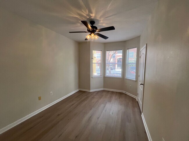 Building Photo - 8819 Villa View Cir