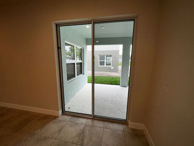 Building Photo - Stunning 5 bedroom 3 bath Winter Haven Home near Lego Land!