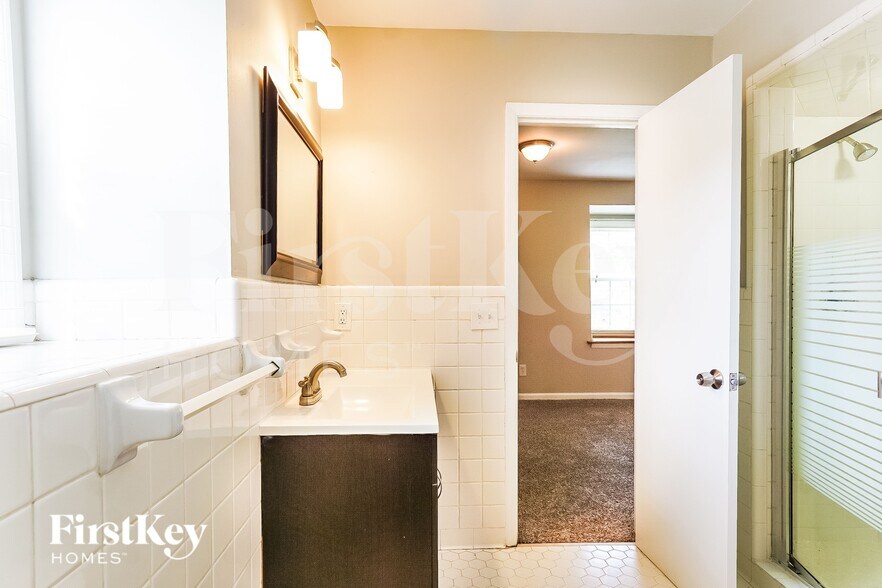 Building Photo - 2204 Lynncrest Ln