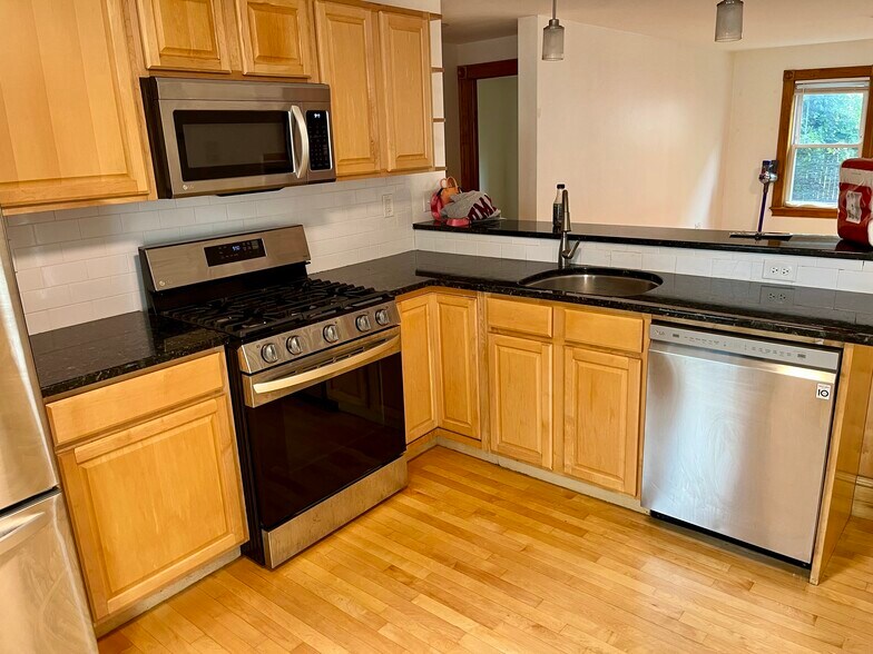 Building Photo - 148 Gore St