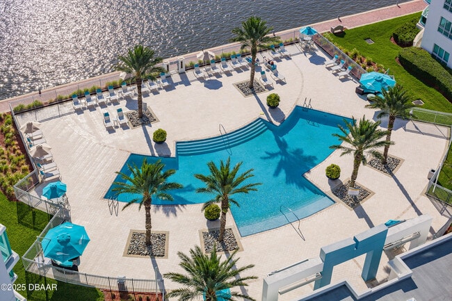 Building Photo - 231 Riverside Dr