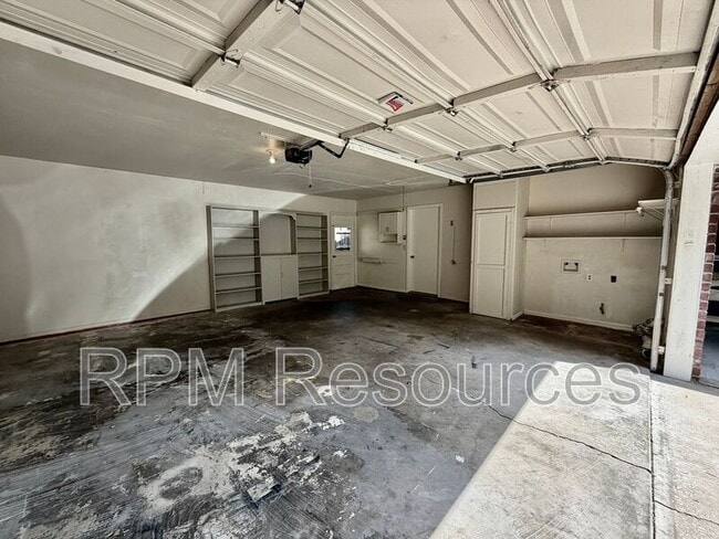 Building Photo - 2924 N McMillan Ave