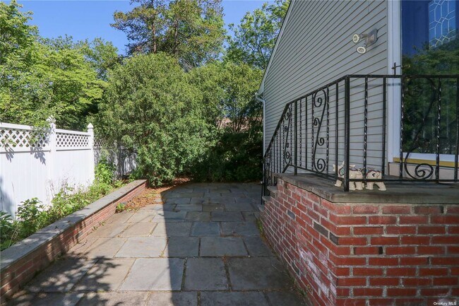 Building Photo - 98 Bayberry Ave