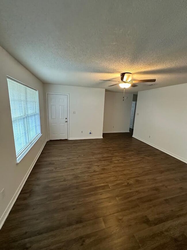 Building Photo - 934 Emily Cir