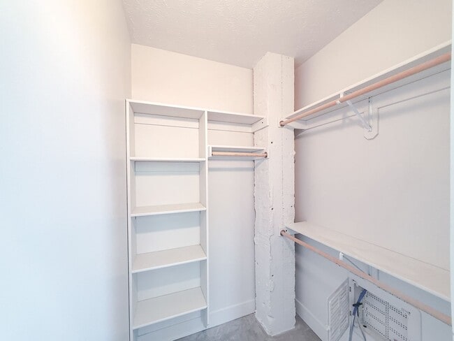 Building Photo - Dahlman Flats - Little Italy One Bedroom