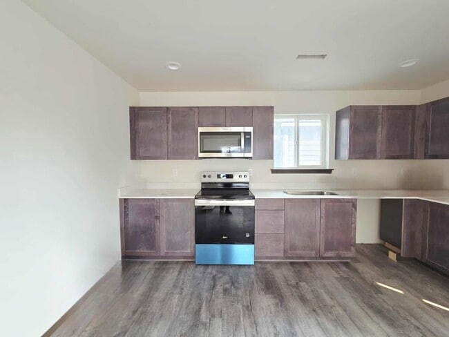 Building Photo - 1214 N Baker Ave