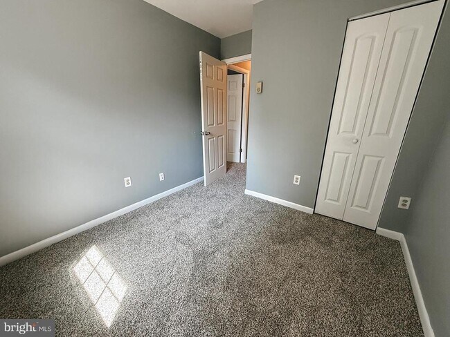 Building Photo - 75 Grand Dr